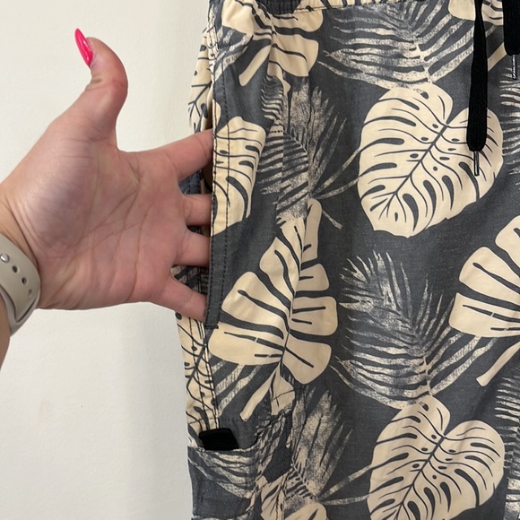 Quiet Storm Men's 8" Inseam Banana Leaf Bathing Suit Size 36 - Picture 3 of 11